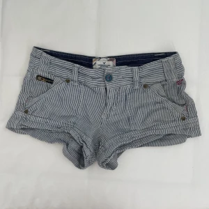 Lågmidjade american eagle shorts - Blå-vitrandiga lågmidjade shorts från American Eagle. Använt men bra skick💕