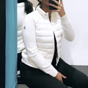 PARIS EXCLUSIVE MONCLER MAGLIONE  - REAR WHITE EXCLUSIVE MAGLIONE TRICOT CARDIGAN! BEHÖVER DOCK KEMTVÄTTAS DÅ DEN HAR LEGAT I GARDEROBEN LÄNGE. KÖPT I PARIS FLAGSHIP STORE! EJ KVITTO & ANVÄND QR CODE!