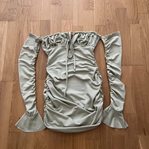 Klänning  - En fin ljugrön klänning, jag kunde inte hitta referens bilden på den gröna så läger in samma men annan färg, väldigt fint material passar till sommar, storlek xs