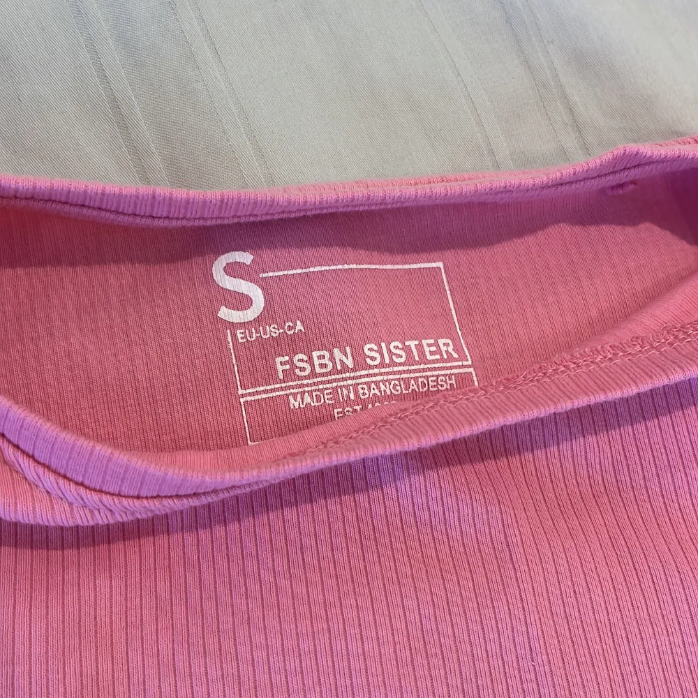 En basic rosa tröja och kortärmad och skön material på den, tvättas ut innan skick. T-shirts.