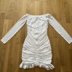 En vit fin klänning passar till allt så som skolavslutning, student, fest, inte genomskinlig, väldigt bea material, storlek xs