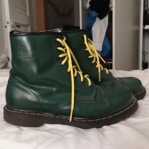 Dr martens - Näst intill helt oanvända dr marten i en underbar skogsgrön färg. Säljer endast på grund av förstor storlek. Pris kan diskuteras vid snabb affär
