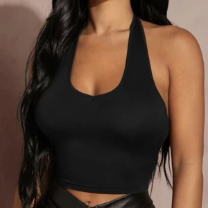 Topp - Jätte fin topp beställde den för att fylla upp min kundvagn men den har inte kommit till användning. Den är super fin vanlig topp. Bilderna är lånad men kan skicka egna vid begäran 💞