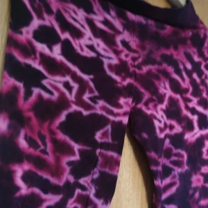 Yoga leggings - Yoga leggings, psykedeliskt mönster, hög midja. Passar S-M. Har ett litet hål vid rumpan som inte syns jätte mycket och ett i knäet som syns lite tydligare när man kollar. Jätte sköna, lyser tyvärr inte under UV även fast färgen är stark