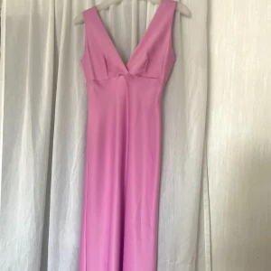 Balklänning - Jättefin klänning i tungt glansigt tyg, känns dyrt. Säljer eftersom jag inte ska på balen.