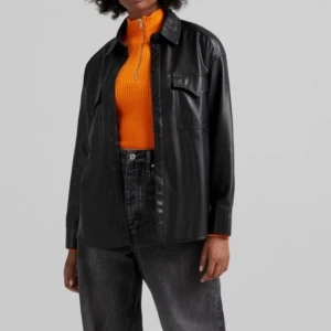 Svart skinnjacka  - Svart jacka i läderimitation, sparsamt använd 