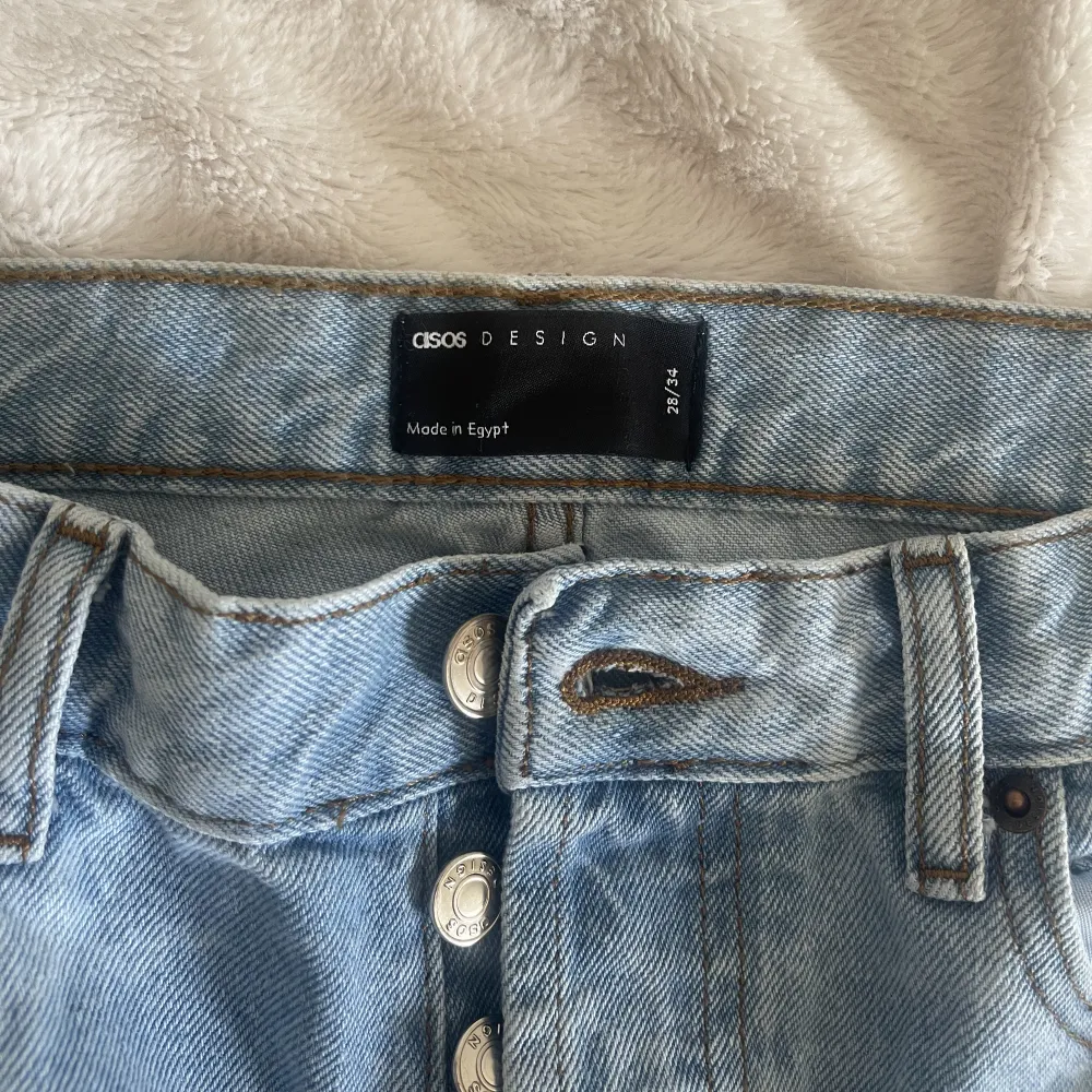 Säljer dessa mid-waisted jeansen från ASOS! Aldrig använda och passar bra på mig som är 175cm lång🫶🏼. Jeans & Byxor.