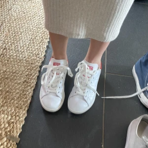 Stan Smith röda - Stan Smith skor med röda detaljer. Storleken i dom är 36 och 2/3 och de passar som 37:or. Köpta secondhand och säljer för att de är lite för stora