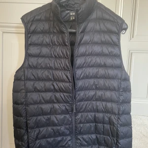 Uniqlo väst L - Säljer denna snygga uniqlo väst som går till allt och är dessutom perfekt inför sommaren | Nypris: 950 kr | Budgivningen kickar igång på 100 kr | Skick: 10/10 | Hör av er vid minsta fråga eller fundering :)
