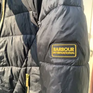 Barbour International Jacka säljes i fint skick. Storlek XL i barn vilket motsvarar xs, men lite kortare i ärmarna.  Pris kan diskuteras! 