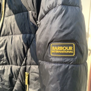Barbour International Jacka  - Barbour International Jacka säljes i fint skick. Storlek XL i barn vilket motsvarar xs, men lite kortare i ärmarna.  Pris kan diskuteras! 