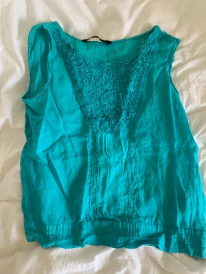 Topp - Snygg topp andvänt fåtal gånger och kontakta mig vid eventuella frågor 🤩