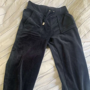 Juicy Byxor  - Säljer dessa superfina mörkblå juicy byxor, fint skick 💞  Storlek XXS men passar även XS. Kan mötas upp i Stockholm, nypris 1200 