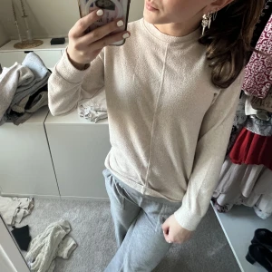 Tunn tröja - Tunn tröja från Zara. Storlek 140 men passar perfekt på mig som har XS. 80kr. ❤️