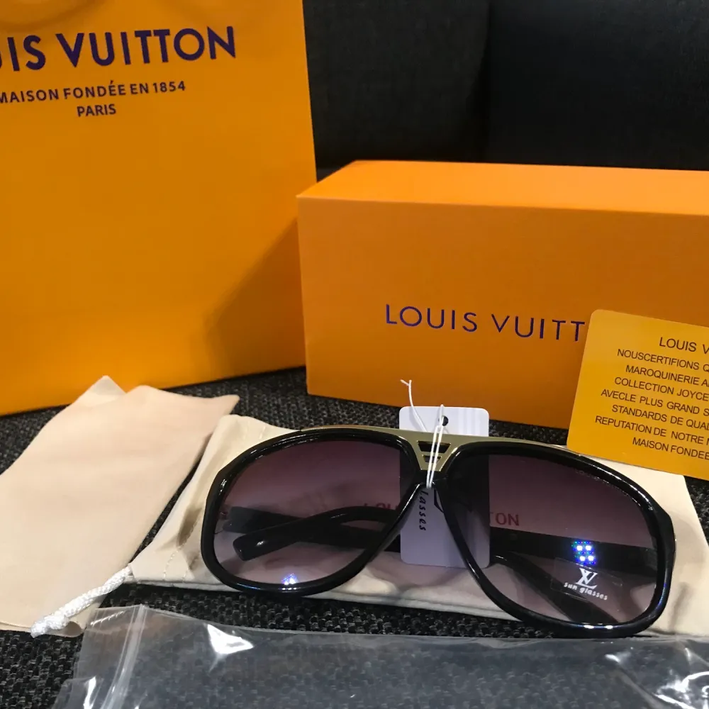 Helt nya Louis Vutton solglasögon.   Perfekta sommarglasögon, svarta   Allt på bilden ingår: Louis Vutton bag, louis Vutton box, en annan separat box för själva glasögonen, garanti kort från Louis Vutton, solglasögon påse och  solglasögon rengörare.     . Accessoarer.