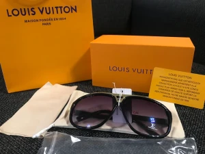 Louis Vuitton sommarglasögon - Helt nya Louis Vutton solglasögon.   Perfekta sommarglasögon, svarta   Allt på bilden ingår: Louis Vutton bag, louis Vutton box, en annan separat box för själva glasögonen, garanti kort från Louis Vutton, solglasögon påse och  solglasögon rengörare.     