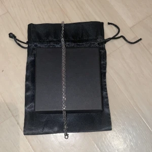 Mockberg armband i silver - Helt nytt armband från Mockberg som jag aldrig har använt. 