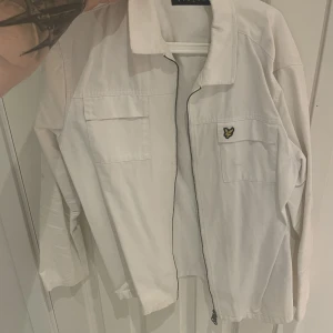 Lyle & Scott overshirt - Riktigt fräsch overshirt från Lyle & Scott! Använd ett fåtal gånger bara. Storlek Large. En liten fläck finns långt ner på ryggen (se andra bilden). 