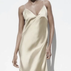 Zara - Beige satinklänning från Zara. Stl.S. Prislappen kvar. 