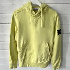 Stone island tröja - En gul stone island tröja i nyskick säljes. Dm för frågor