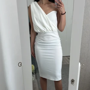 Vit klänning - Superfin tajt klänning från missguided som passar perfekt till studenten och fester. Helt ny där lappen fortfarande är kvar. Har dock en liten fläck men som säkert går bort med tvätten. Skriv för mer info och bilder:)