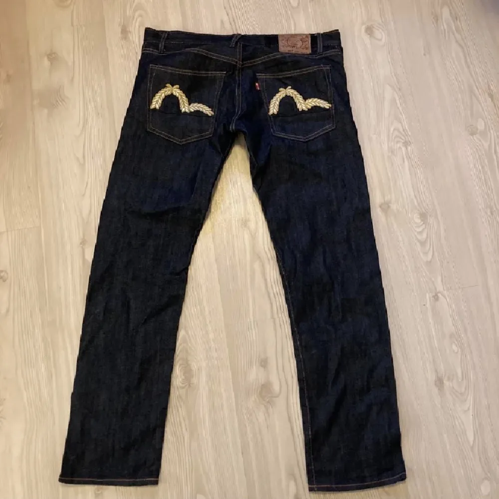 Super snygga evisu jeans som jag säljer då de inte kommer till användning tyvärr ! Straight fit, inga defekter Innerbenslängd: 78 cm Benöppning : ca 21 cm , Midja rakt över: 48 cm. . Jeans & Byxor.