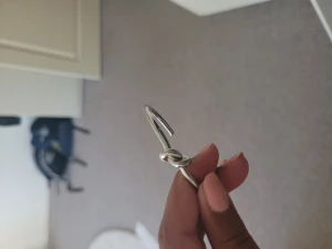 Hårt armband - Ett silvrig arband med en liten knut på som är justerbar! 