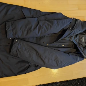 PEAK PERFORMANCE DAM OUTDOOR 2L W JACKA. Storlek; M - Vind- och vattentät HIPE  Fullt tejpade sömmar  Material med 2-vägsstretch  Justerbar huva och fåll  En funktionell, mångsidig jacka från Peak Performance för vardagsbruk och utomhusaktiviteter. Den har en stilren design och tillverkad i väderbeständig HI