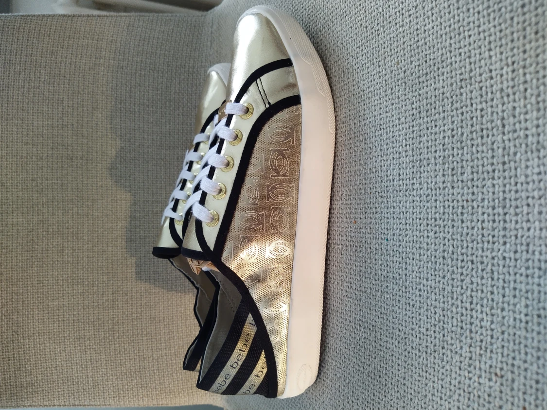 Helt nya BeBe guld sneakers 41  - 90