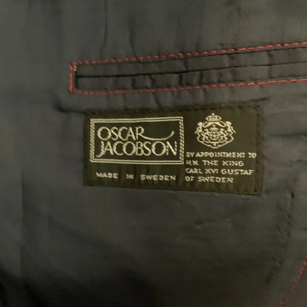 Säljer nu denna Oscar jacobson kavaj i storlek 48. Exakta mått: - ärmlängd 65 cm, - axelbredd 44 cm, - total längd 78 cm   Kavajen har två små skador (se bild 3), syns knappt när man bär den. Nypris är cirka 3000kr, säljer den nu för endast 350kr.. Kostymer.