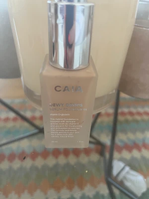 CAIA DEWY DROPS 20 W - Endast använd 2 gånger. Säljes pga fel färg. Passar en varm ljus/medium Justin 