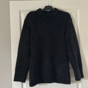 Glittrig tröja  - En svart glittrig tröja från H&M.