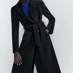 Svart ullkappa  - Dags för min favorit-kappa att få ett nytt hem💔nypris 2600kr