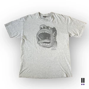 stussy x basil wolverton tee - snygg t-shirt från stüssy   💜size L 💜pit to pit 53cm