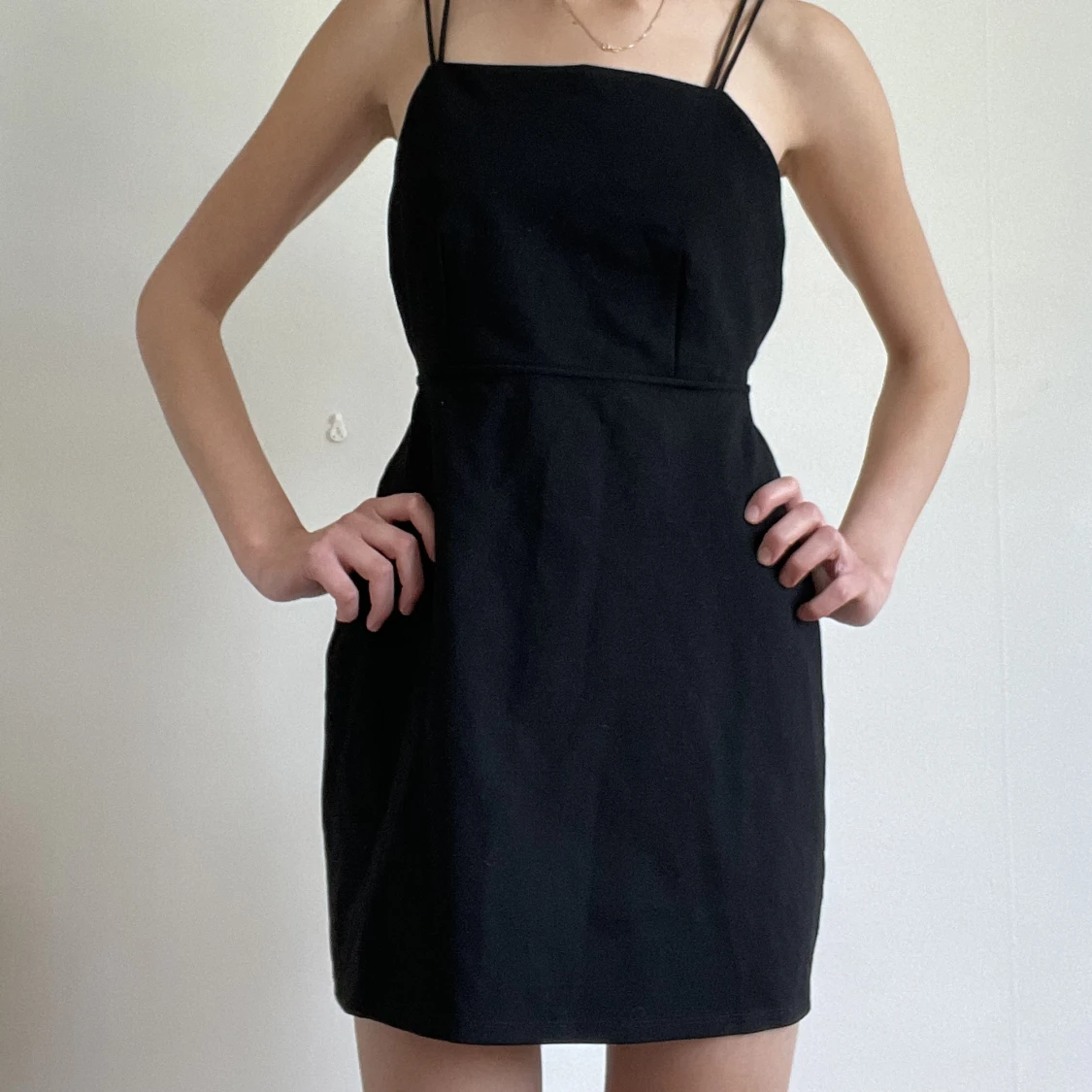 Svart klänning med öppen rygg - 91