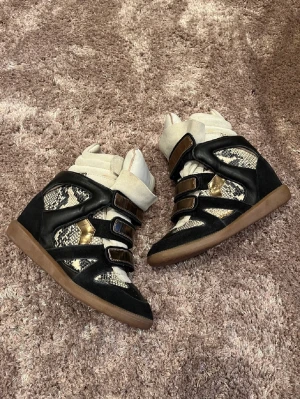 isabel marant - skit coola isabel marant skor,  dustbag + box går med på byte , vill bli av med så fort som möjligt 