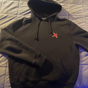 Arigato Hoodie - Säljer min Arigato hoodie, nypris 1400, använda några gånger och är i ett mycket bra skick, storlek S men passar XS. Hör av er vid intresse! 