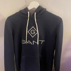 Gant hoodie - Säljer nu min ganthoodie då den blivit för liten. Använt max 5ggr.