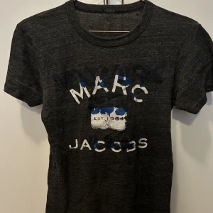 Marc Jacobs t-shirt  - T-shirt från Marc Jacobs, använd men bra skick, storlek small