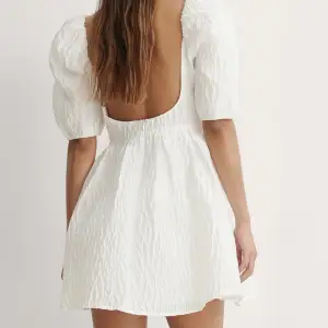 Säljer denna vita superfina klänning från Nakd i strl 36. Tänkte ha den på studenten men hittat en annan klänning istället🧡 Jag har alltså inte använt den men köpte den här på Plick. Den är i gott skick! Köptes på Plick för 700kr men pris kan diskuteras🧡