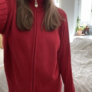 Stickad zipkofta  - Köpt begagnad men aldrig använd. Jättefint skick. Står ingen storlek eller märke men skulle säga L.