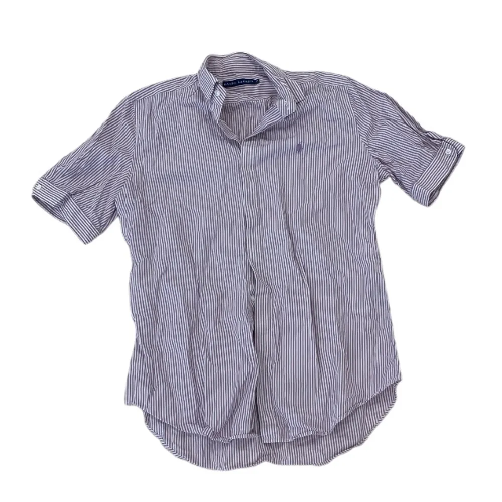 Ljuslila och vit randig kortärmad Ralph Lauren skjorta i bra skick. Skick: 9/10. Skjortor.