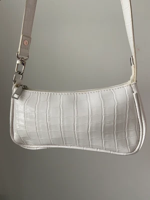 Liten axelväska - En vit axelvästa från med en del defekter, den är från shein och är inte i den bästa kvaliteten.