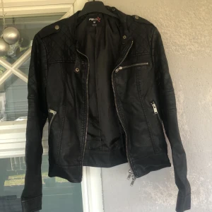 Vintage jacka - Vintage skinjacka i fint skick. Perfekt till vår sommarkvällarna. Defekt se bild 3 annars fint skick. Strl M oversized 