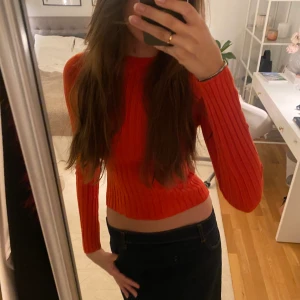 Orange/ röd tröja  - Ribbad orange/ röd tröja från bikbok tight fit.  Mycket bra skick