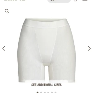 Sköna shorts från skims - Säljer dessa boxers från skims då de inte passade mig, helt nya och endast provade!