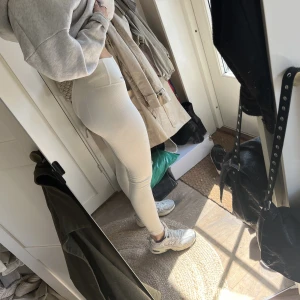 Tights  - Sköna och fina träningstights från Aimn. Är i väldigt fint skick. Tjockt tyg så man ser inte ogenomtänkt 