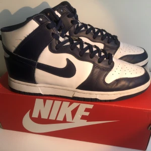 Nike dunk high - Nike dunk high championship navy. Använda men i bra skick. Kommer med og box. Kan mötas upp i Stockholm eller frakta. Vid frågor eller fler bilder skriv pm 