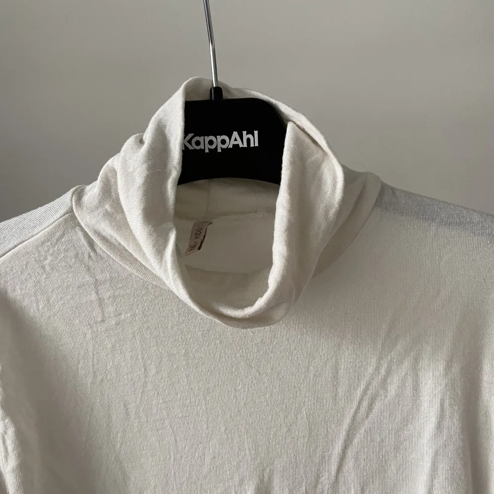 Crémevit turtleneck i tunt material. Använd få gånger så den är i bra skick.. Yläosat.