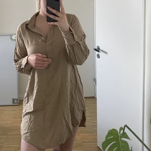 Beige skjortklänning - Ej strykt men fin klänning.